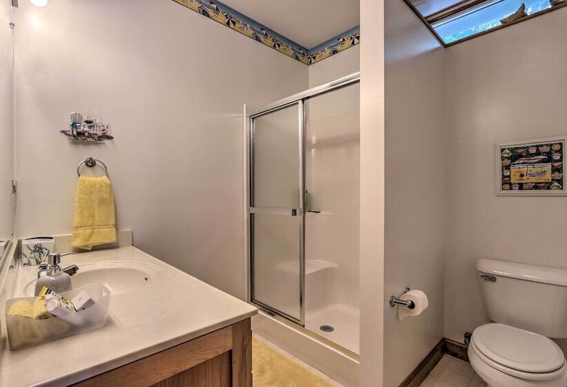 Sunny Providence Cottage Retreat W/ Dock, Kayaks