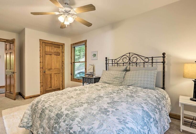 Sunny Providence Cottage Retreat W/ Dock, Kayaks