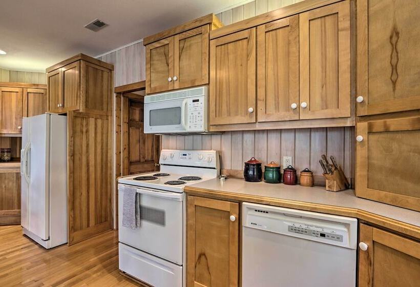 Sunny Providence Cottage Retreat W/ Dock, Kayaks