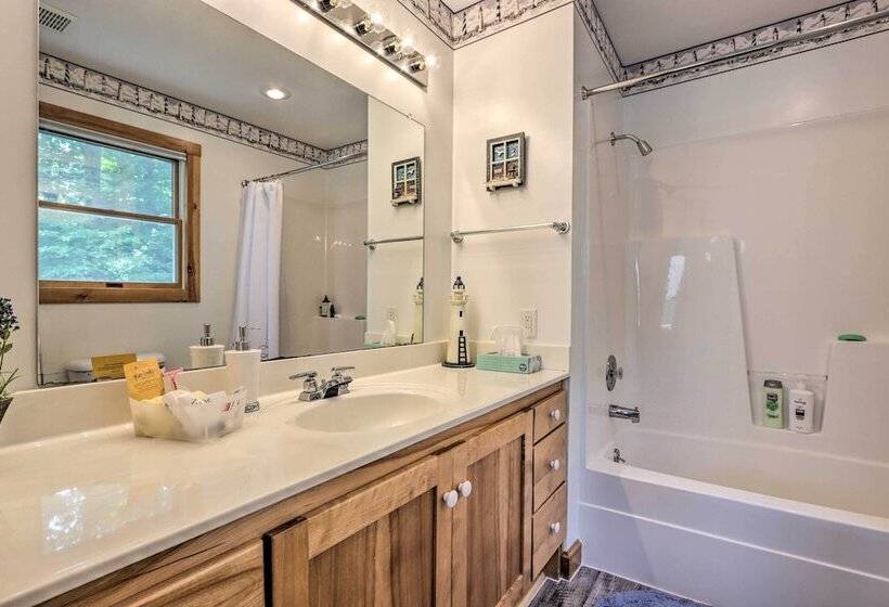 Sunny Providence Cottage Retreat W/ Dock, Kayaks