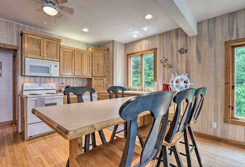 Sunny Providence Cottage Retreat W/ Dock, Kayaks