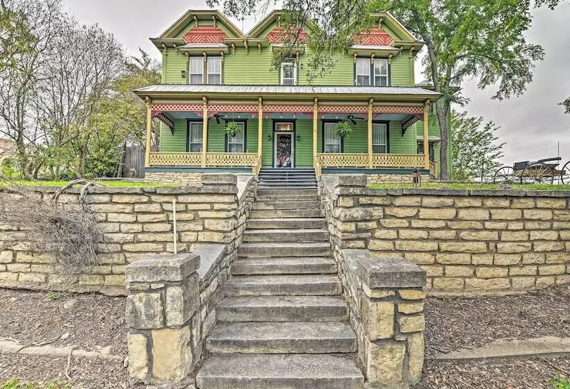 The Lilly House: Historic Glen Rose Home W/ Porch!