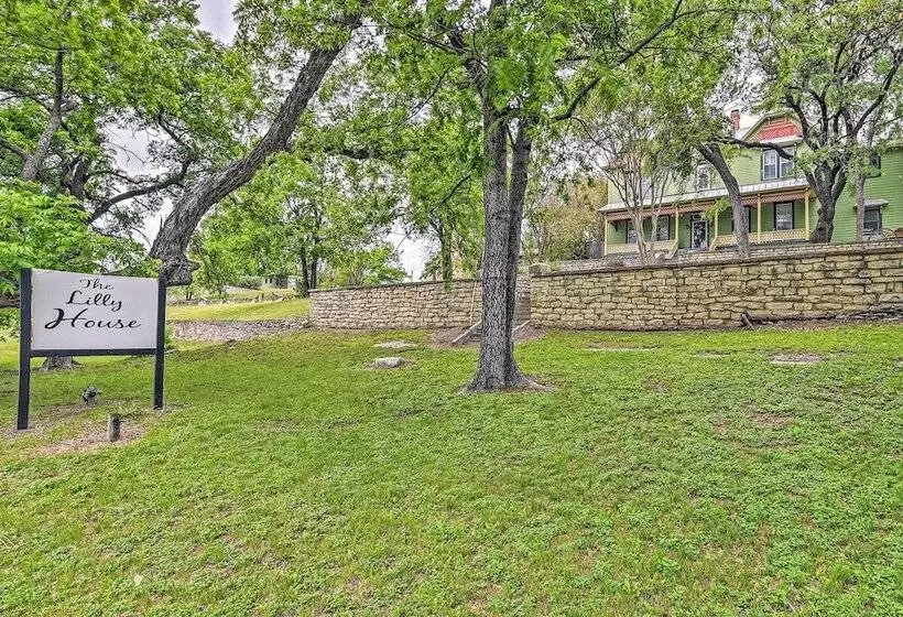 The Lilly House: Historic Glen Rose Home W/ Porch!