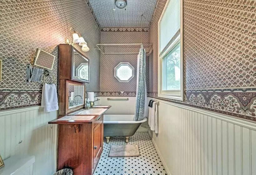 The Lilly House: Historic Glen Rose Home W/ Porch!