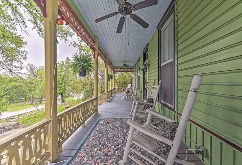 The Lilly House: Historic Glen Rose Home W/ Porch!