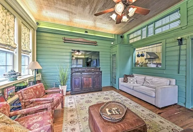 The Lilly House: Historic Glen Rose Home W/ Porch!