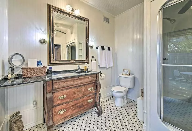 The Lilly House: Historic Glen Rose Home W/ Porch!