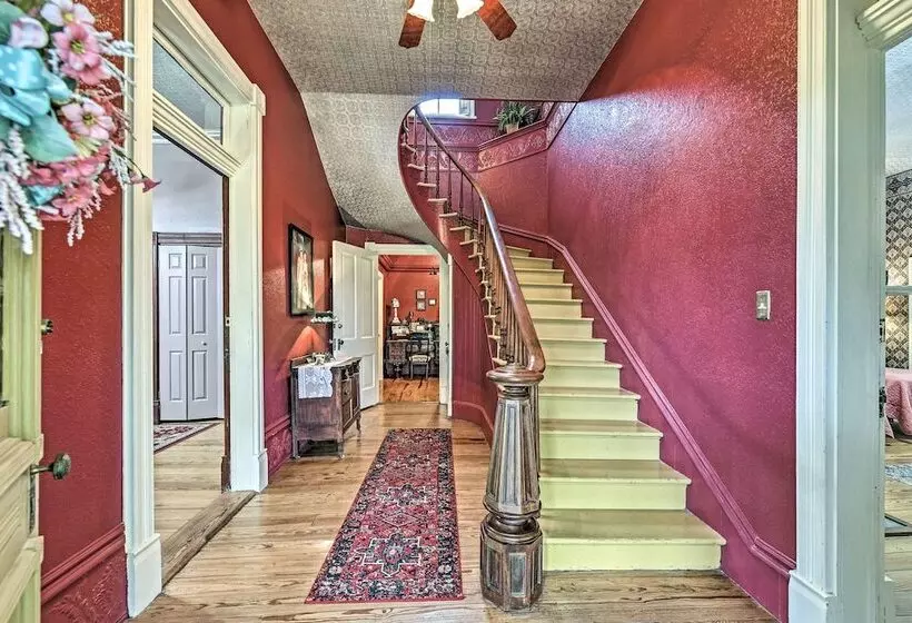 The Lilly House: Historic Glen Rose Home W/ Porch!