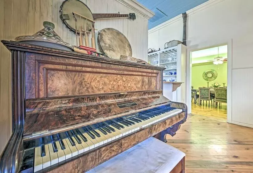 The Lilly House: Historic Glen Rose Home W/ Porch!