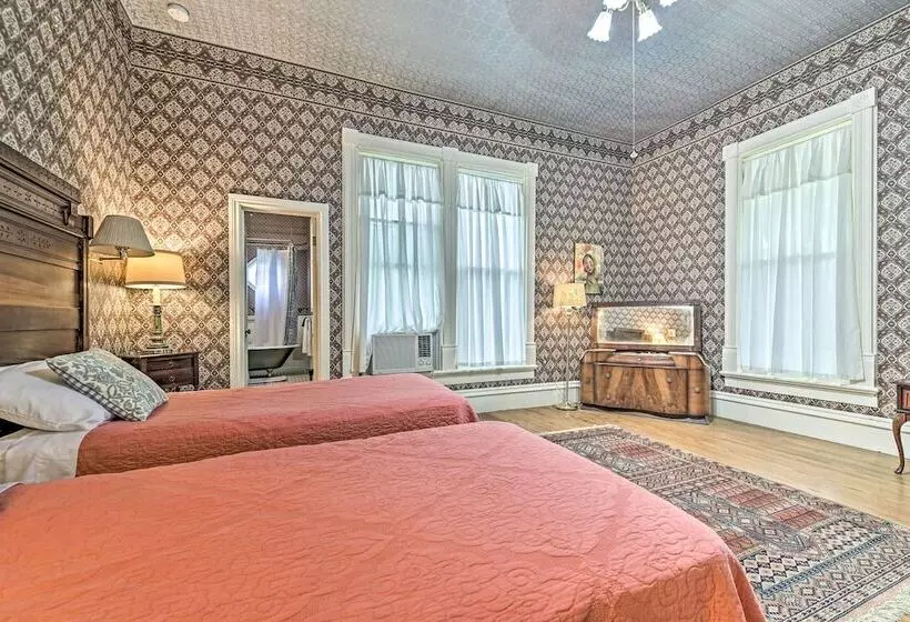 The Lilly House: Historic Glen Rose Home W/ Porch!