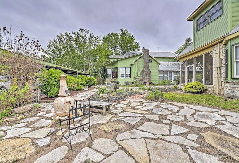 The Lilly House: Historic Glen Rose Home W/ Porch!