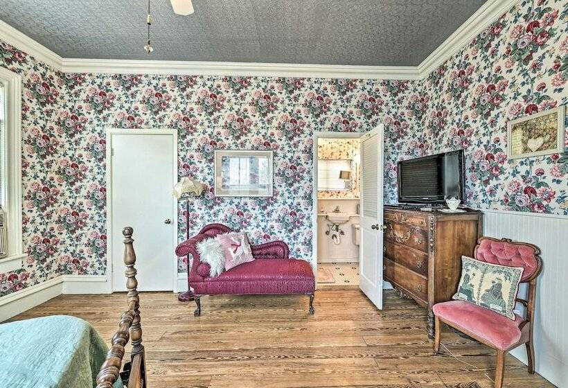 The Lilly House: Historic Glen Rose Home W/ Porch!