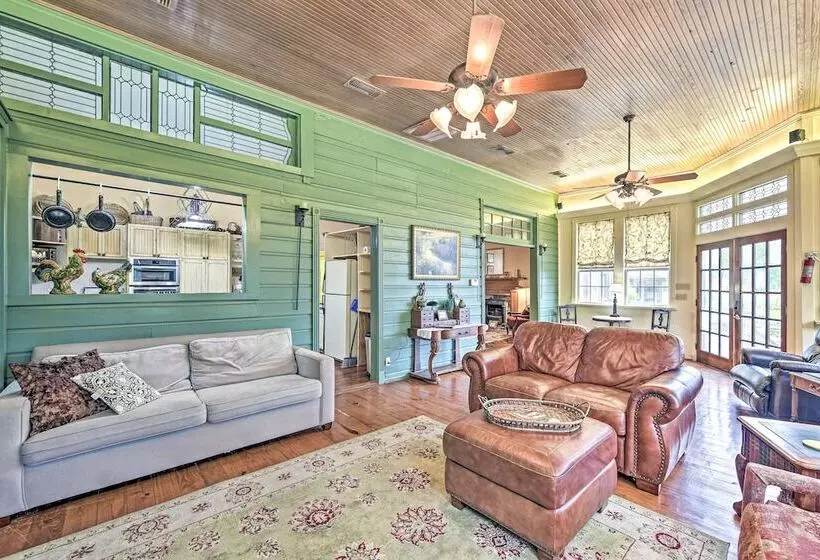 The Lilly House: Historic Glen Rose Home W/ Porch!