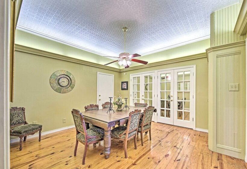 The Lilly House: Historic Glen Rose Home W/ Porch!