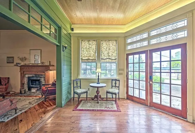 The Lilly House: Historic Glen Rose Home W/ Porch!