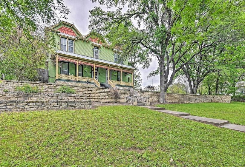 The Lilly House: Historic Glen Rose Home W/ Porch!