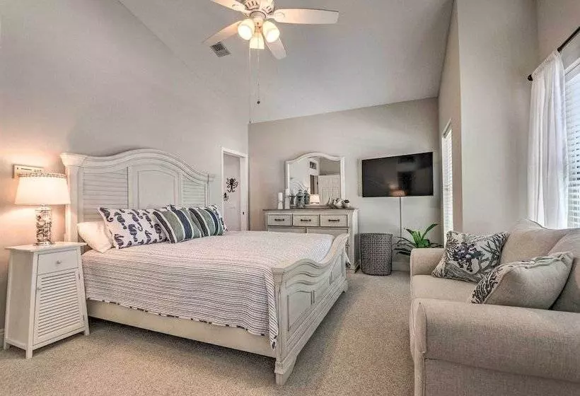The  Summer Breeze  Retreat   Near Navarre Beach!
