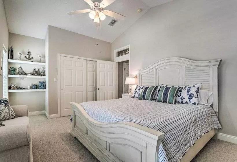 The  Summer Breeze  Retreat   Near Navarre Beach!
