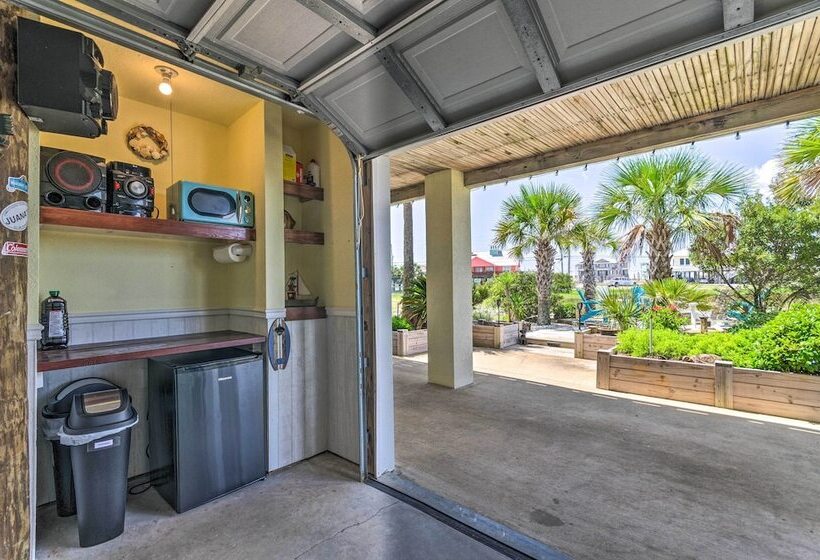 The  Summer Breeze  Retreat   Near Navarre Beach!