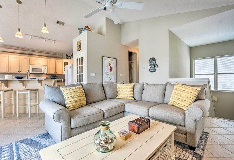 The  Summer Breeze  Retreat   Near Navarre Beach!