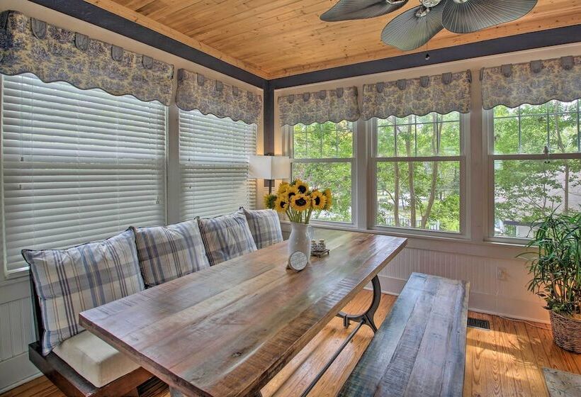 2 Mi To Oaklawn Casino: Home W/ Peaceful Yard!