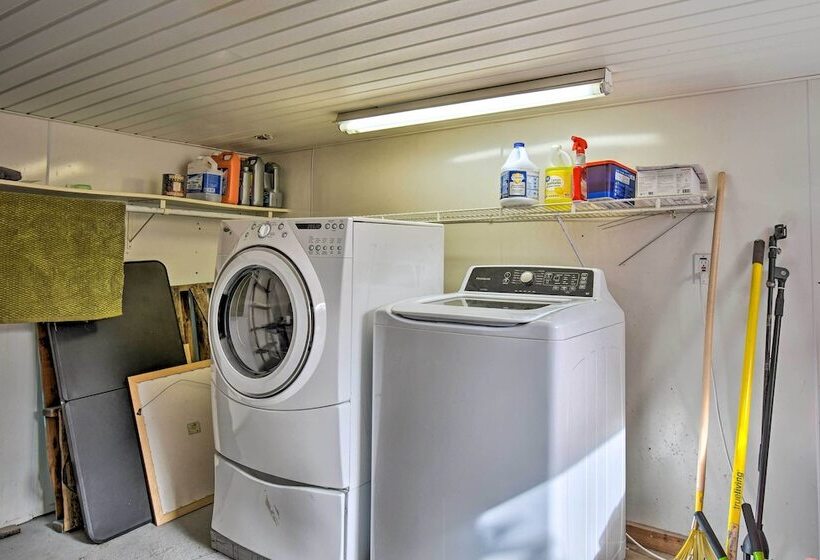 2 Mi To Oaklawn Casino: Home W/ Peaceful Yard!