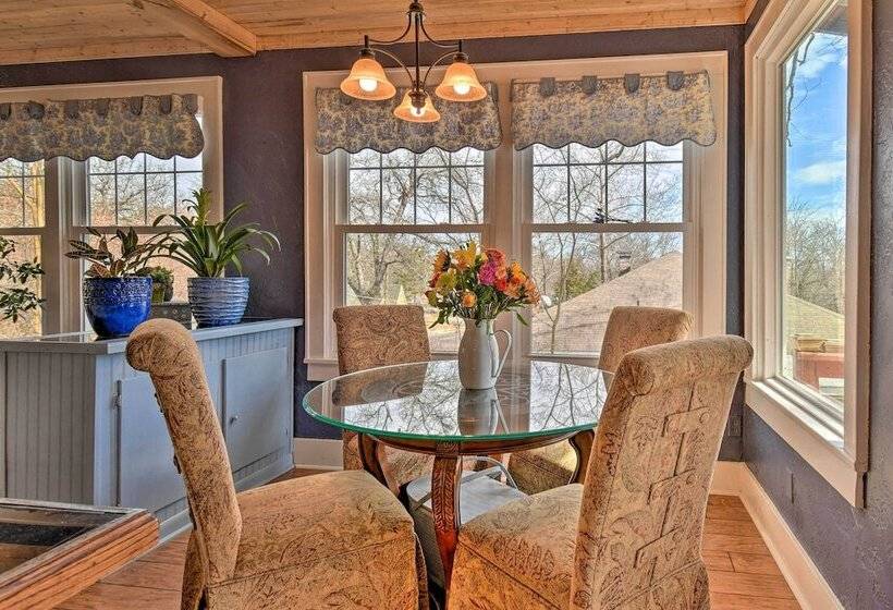 2 Mi To Oaklawn Casino: Home W/ Peaceful Yard!