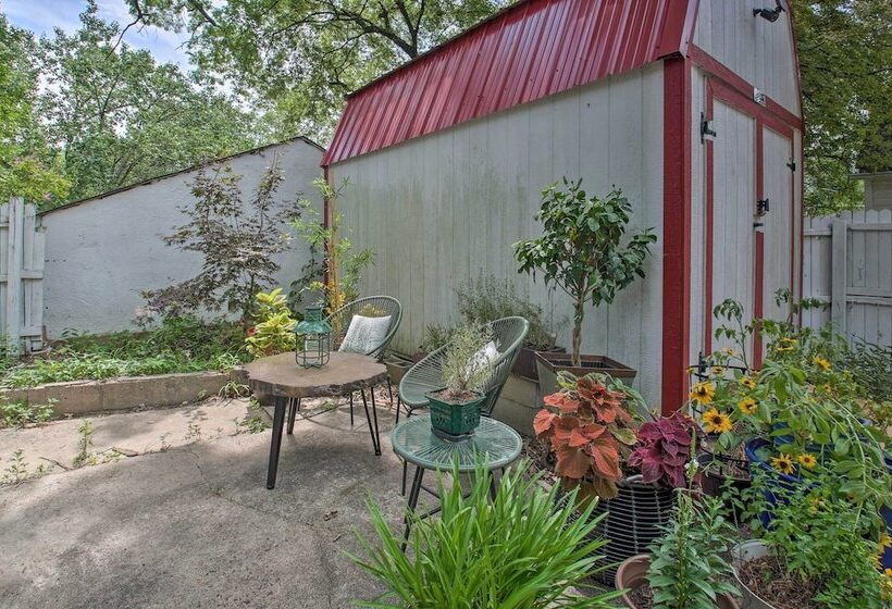 2 Mi To Oaklawn Casino: Home W/ Peaceful Yard!