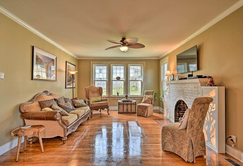 2 Mi To Oaklawn Casino: Home W/ Peaceful Yard!