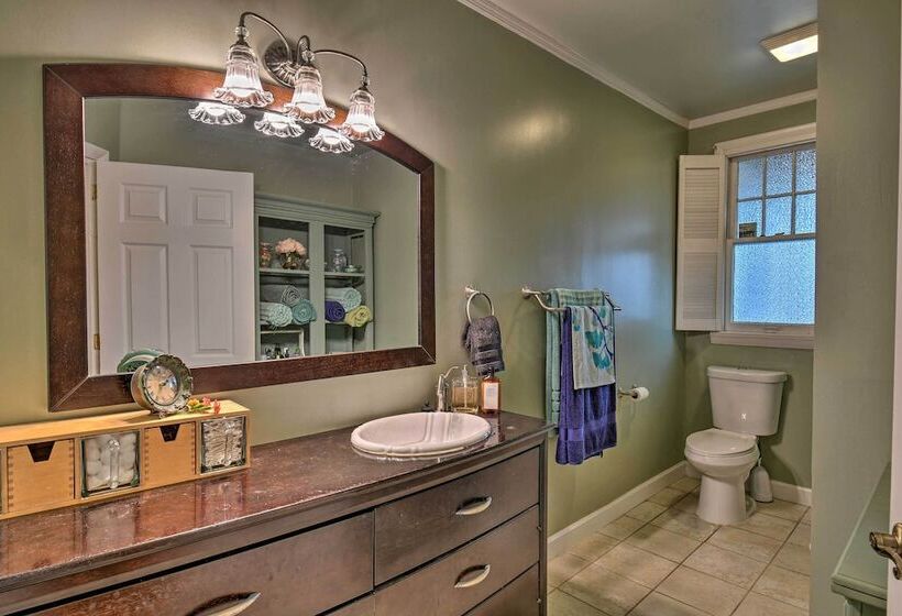 2 Mi To Oaklawn Casino: Home W/ Peaceful Yard!