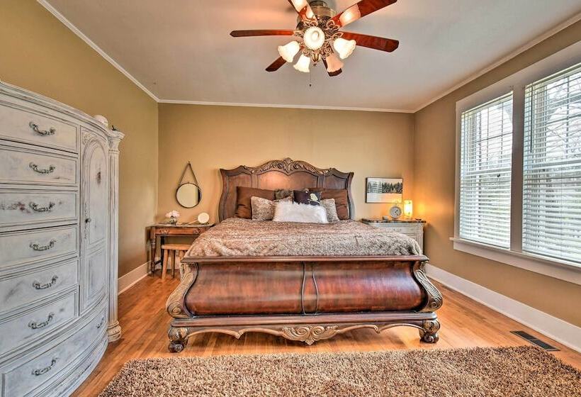 2 Mi To Oaklawn Casino: Home W/ Peaceful Yard!