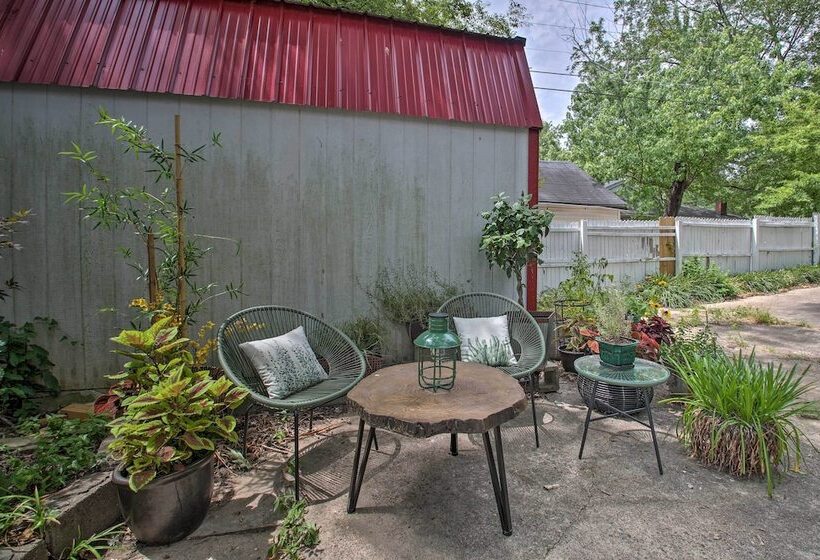 2 Mi To Oaklawn Casino: Home W/ Peaceful Yard!