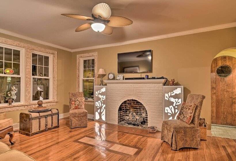 2 Mi To Oaklawn Casino: Home W/ Peaceful Yard!