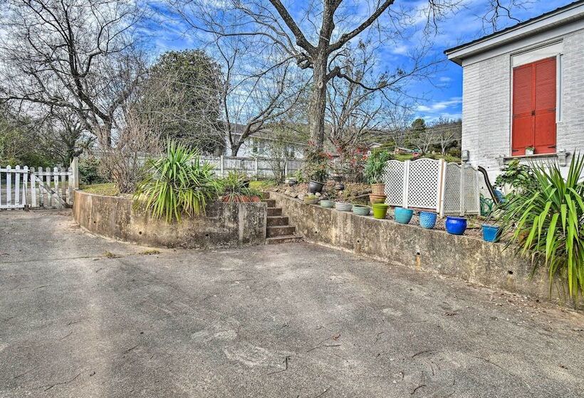 2 Mi To Oaklawn Casino: Home W/ Peaceful Yard!