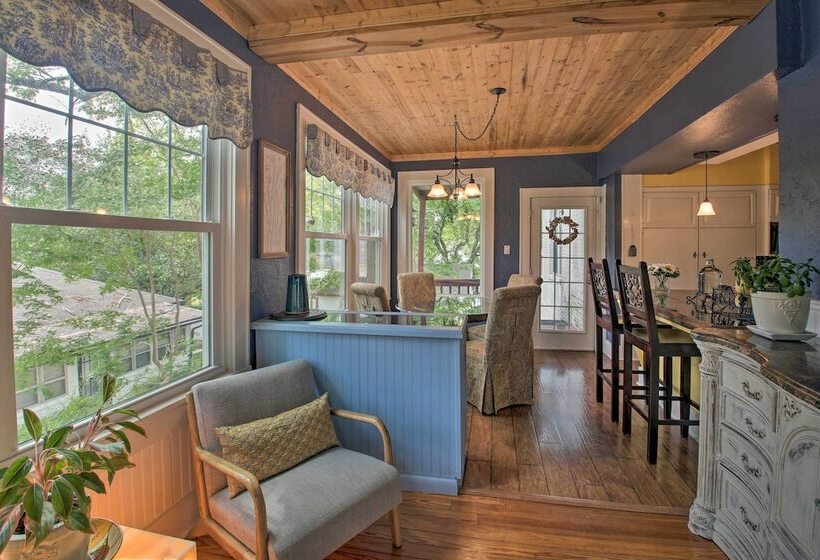 2 Mi To Oaklawn Casino: Home W/ Peaceful Yard!