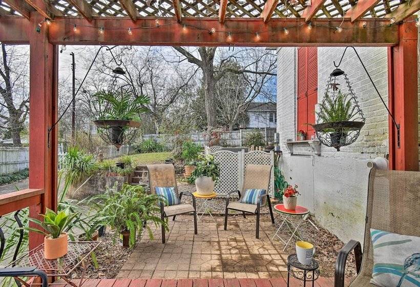 2 Mi To Oaklawn Casino: Home W/ Peaceful Yard!