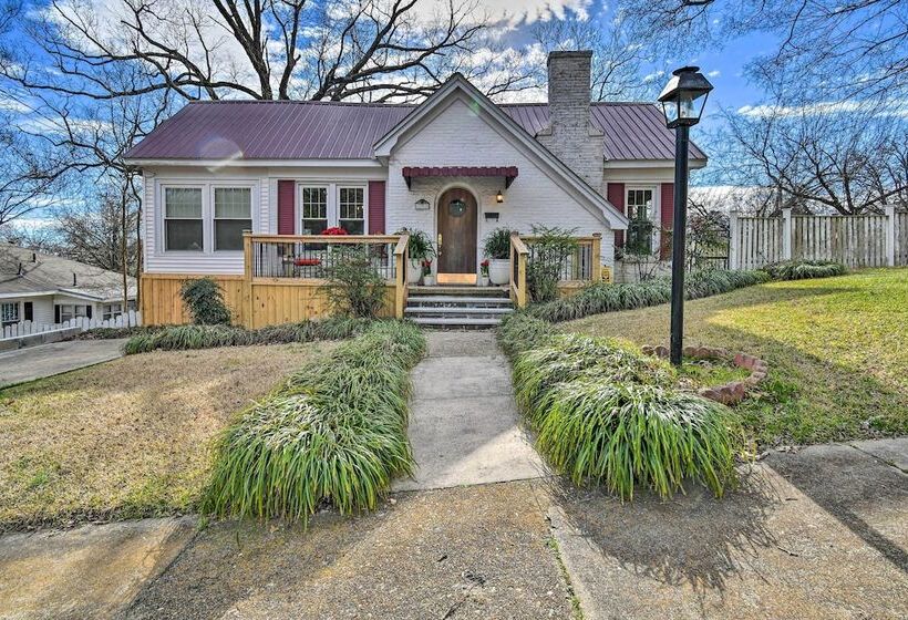 2 Mi To Oaklawn Casino: Home W/ Peaceful Yard!