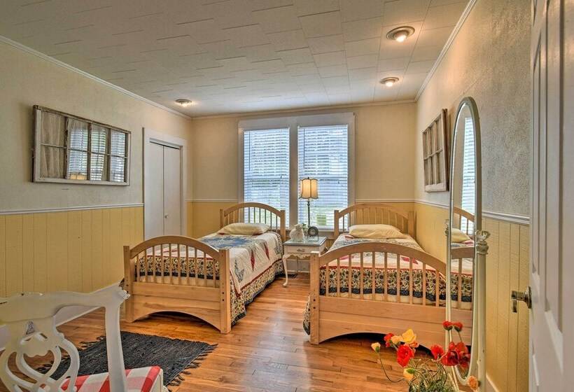 2 Mi To Oaklawn Casino: Home W/ Peaceful Yard!