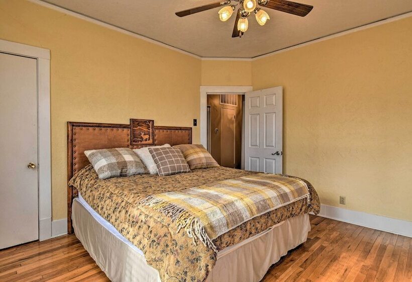 2 Mi To Oaklawn Casino: Home W/ Peaceful Yard!