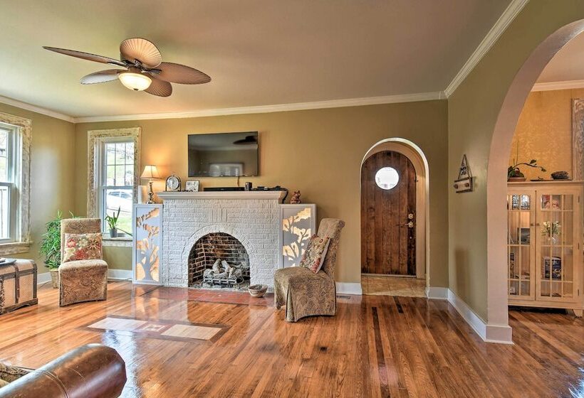 2 Mi To Oaklawn Casino: Home W/ Peaceful Yard!