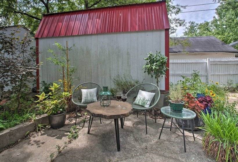 2 Mi To Oaklawn Casino: Home W/ Peaceful Yard!