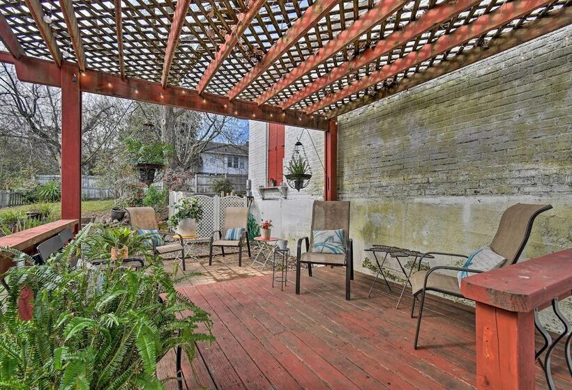 2 Mi To Oaklawn Casino: Home W/ Peaceful Yard!