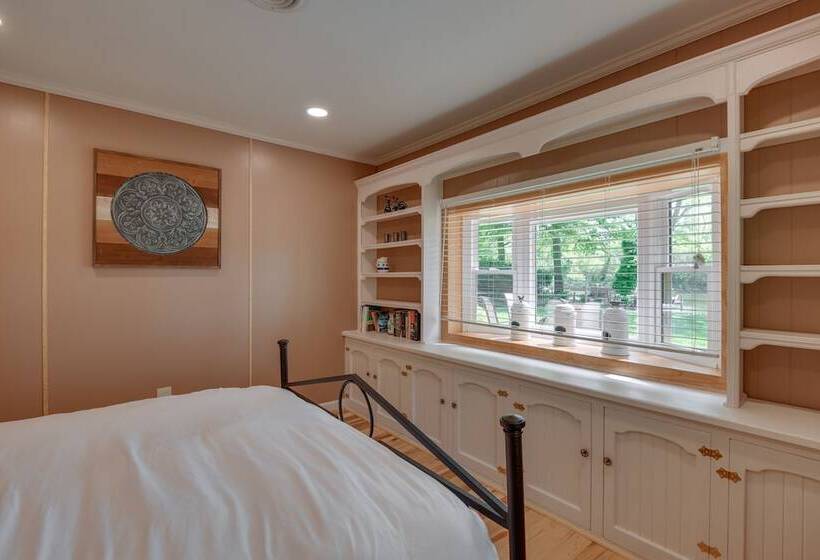 Waterfront Annapolis Home: Fire Pit & Fishing Pier