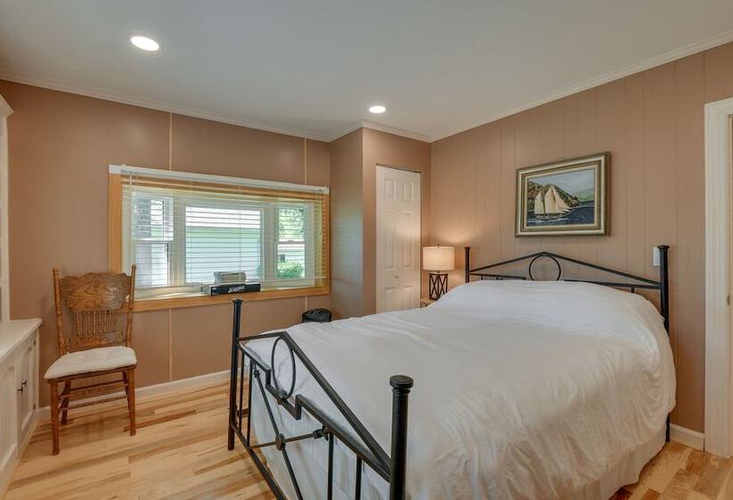 Waterfront Annapolis Home: Fire Pit & Fishing Pier