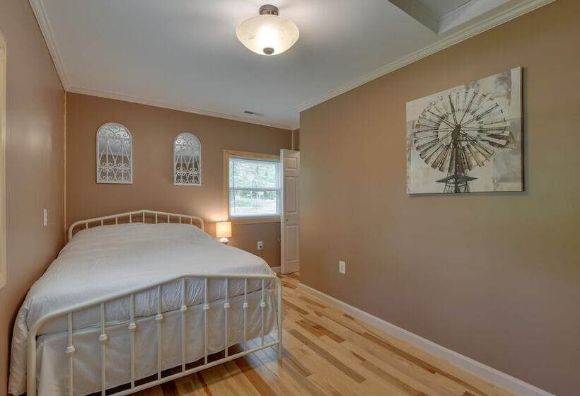 Waterfront Annapolis Home: Fire Pit & Fishing Pier