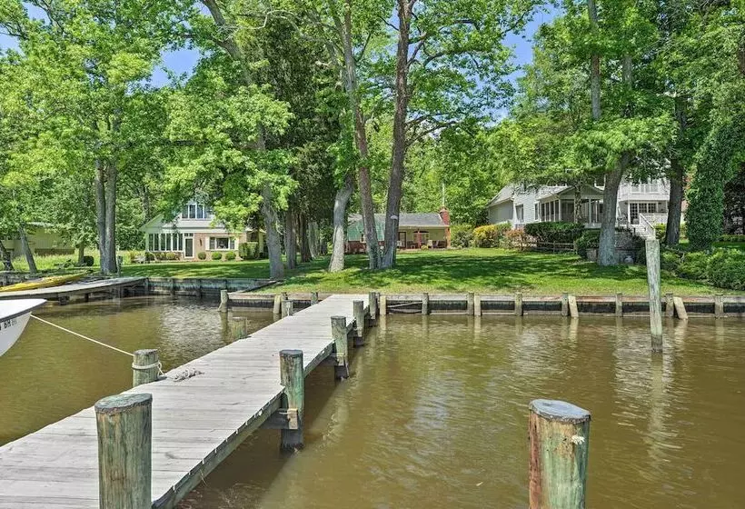 Waterfront Annapolis Home: Fire Pit & Fishing Pier