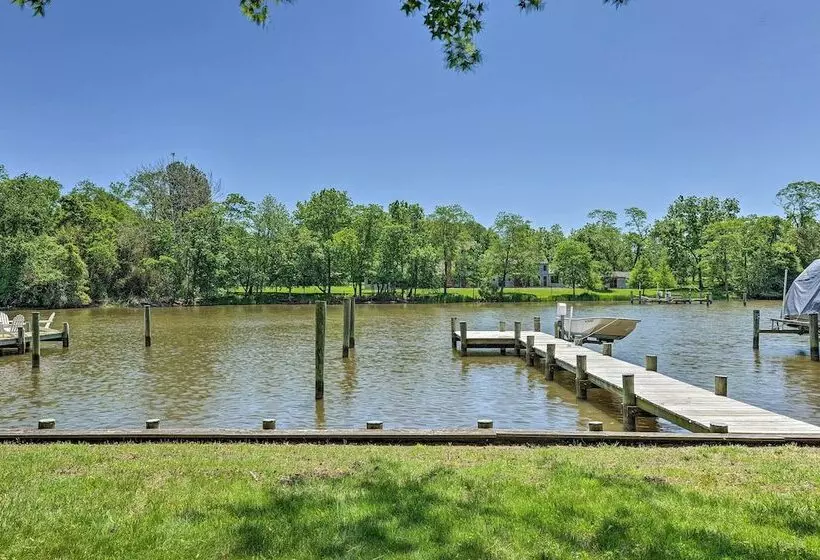 Waterfront Annapolis Home: Fire Pit & Fishing Pier