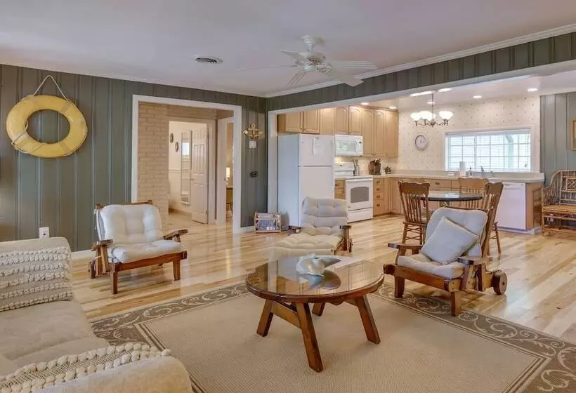 Waterfront Annapolis Home: Fire Pit & Fishing Pier