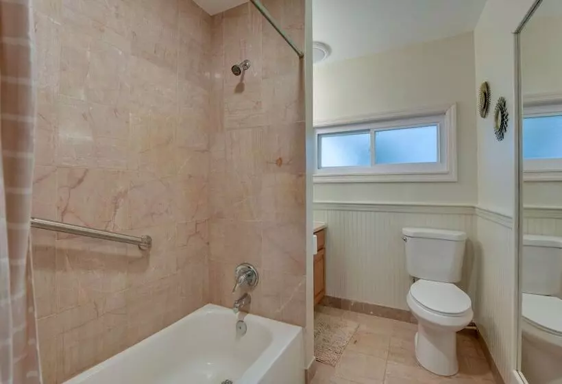 Waterfront Annapolis Home: Fire Pit & Fishing Pier