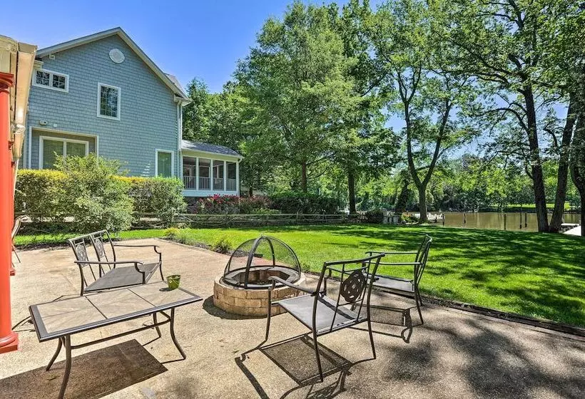 Waterfront Annapolis Home: Fire Pit & Fishing Pier